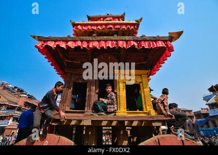 Carro di Bhairab in Bhaktapur.Bisket Jatra serate dei celevrated è dare il benvenuto alla primavera e il nepalese anno nuovo. © imagespic/Alamy Live News Foto Stock