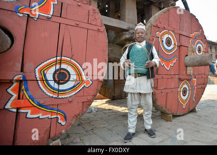 Il oldman post per sparare la sua immagine durante Bisket Jatra Festival in Nepal Bhatkapur.Bisket Jatra serate dei celevrated è dare il benvenuto alla primavera e il nepalese anno nuovo. © imagespic/Alamy Live News Foto Stock