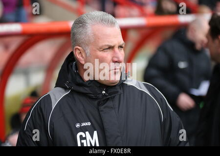 Wrexham, Wales, Regno Unito. Il 9 aprile 2016. Wrexham Manager Gary mulini in piroga al Racecourse Ground davanti alla Lega nazionale attrezzatura contro Dover Athletic. Credito: Simon Newbury/Alamy Live News Foto Stock