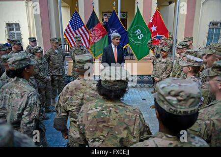 A Kabul, Afghanistan. Il 9 aprile 2016. U.S il Segretario di Stato John Kerry accanto a gen. John Nicholson, comandante dell'U.S. Le forze in Afghanistan, colloqui con i membri del servizio presso il Camp sostegno deciso il 9 aprile 2016 a Kabul, Afghanistan. Kerry ha fatto una visita a sorpresa a Kabul per incontrare i capi di Stato e di governo degli Stati Uniti e Le forze armate dei comandanti. Credito: Planetpix/Alamy Live News Foto Stock