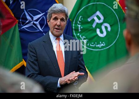 A Kabul, Afghanistan. Il 9 aprile 2016. U.S il Segretario di Stato John Kerry parla con il servizio degli Stati Uniti i membri dopo l incontro con il gen. John Nicholson, comandante dell'U.S. Forze in campo sostegno deciso il 9 aprile 2016 a Kabul, Afghanistan. Kerry ha fatto una visita a sorpresa a Kabul per incontrare i capi di Stato e di governo degli Stati Uniti e Le forze armate dei comandanti. Credito: Planetpix/Alamy Live News Foto Stock