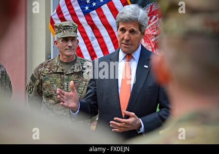 A Kabul, Afghanistan. Il 9 aprile 2016. U.S il Segretario di Stato John Kerry accanto a gen. John Nicholson, comandante dell'U.S. Forze, colloqui con i membri del servizio presso il Camp sostegno deciso il 9 aprile 2016 a Kabul, Afghanistan. Kerry ha fatto una visita a sorpresa a Kabul per incontrare i capi di Stato e di governo degli Stati Uniti e Le forze armate dei comandanti. Credito: Planetpix/Alamy Live News Foto Stock