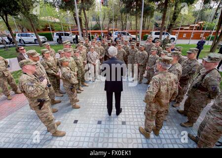 A Kabul, Afghanistan. Il 9 aprile 2016. U.S il Segretario di Stato John Kerry parla con i membri del servizio durante una visita al campo sostegno deciso il 9 aprile 2016 a Kabul, Afghanistan. Kerry ha fatto una visita a sorpresa a Kabul per incontrare i capi di Stato e di governo degli Stati Uniti e Le forze armate dei comandanti. Credito: Planetpix/Alamy Live News Foto Stock