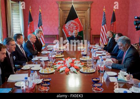 A Kabul, Afghanistan. Il 9 aprile 2016. U.S il Segretario di Stato John Kerry durante un incontro con il Presidente afghano Ashraf Ghani presso il Palazzo Dilgusha Aprile 9, 2016 a Kabul, Afghanistan. Kerry ha fatto una visita a sorpresa a Kabul per incontrare i capi di Stato e di governo degli Stati Uniti e Le forze armate dei comandanti. Credito: Planetpix/Alamy Live News Foto Stock