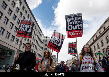 Londra, Regno Unito. 09 aprile 2016. Migliaia di manifestanti domanda David Cameron a rassegnare le dimissioni dopo le carte di Panama scandalo. I manifestanti visto portando cartelli: 'Defy Tory regola' e 'Ottieni i Tories fuori!' Credit: ZEN - Zaneta Razaite / Alamy Live News Foto Stock