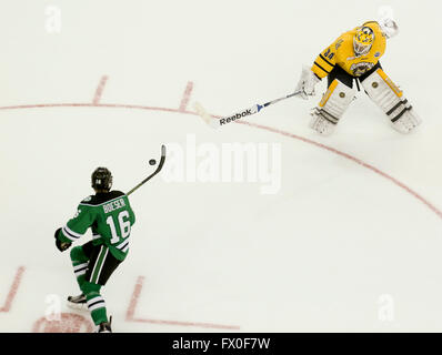 Tampa, Florida, Stati Uniti d'America. Il 29 giugno, 2012. DIRK SHADD | Orari .North Dakota combattimenti in avanti falchi Brock Boeser (16) batte Quinnipiac Bobcats goalie Michael Garteig (34) come egli esce dal suo obiettivo al cliente un breve consegnata obiettivo non assistiti durante il primo periodo di azione del congelati quattro finali a Amalie Arena di sabato (04/09/16) © Dirk Shadd/Tampa Bay volte/ZUMA filo/Alamy Live News Foto Stock