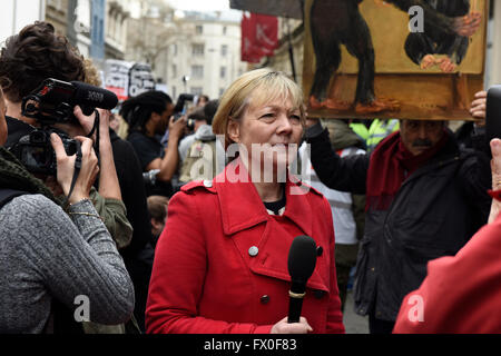 Londra, Regno Unito. 09 aprile 2016. Migliaia di manifestanti domanda David Cameron a rassegnare le dimissioni dopo le carte di Panama scandalo. Conservatore rappresentante di colloqui per i media. Credito: ZEN - Zaneta Razaite / Alamy Live News Foto Stock