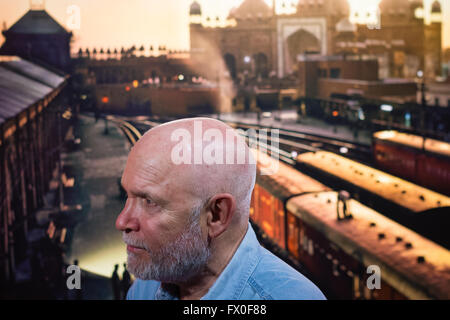 Lisbona, Portogallo. Il 9 aprile 2016. Steve McCurry la prima mostra personale di esposizione in Portogallo, intitolato " INDIA " che era stato aperto con la presenza dell'artista, a Lisbona, Portogallo. Credito: imagespic/Alamy Live News Foto Stock