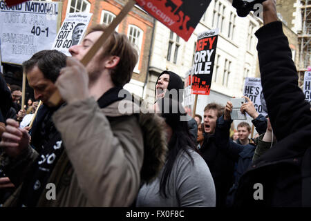 Londra, Regno Unito. 09 aprile 2016. Migliaia di manifestanti domanda David Cameron a rassegnare le dimissioni dopo le carte di Panama scandalo. Credito: ZEN - Zaneta Razaite / Alamy Live News Foto Stock