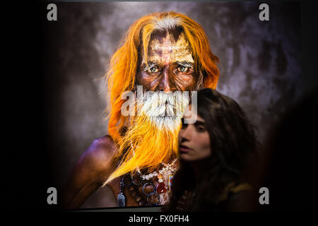 Lisbona, Portogallo. Il 9 aprile 2016. Steve McCurry la prima mostra personale di esposizione in Portogallo, intitolato " INDIA " che era stato aperto con la presenza dell'artista, a Lisbona, Portogallo. Credito: imagespic/Alamy Live News Foto Stock