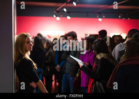 Lisbona, Portogallo. Il 9 aprile 2016. Steve McCurry la prima mostra personale di esposizione in Portogallo, intitolato " INDIA " che era stato aperto con la presenza dell'artista, a Lisbona, Portogallo. Credito: imagespic/Alamy Live News Foto Stock