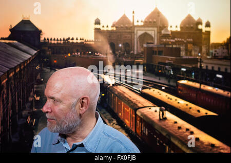 Lisbona, Portogallo. Il 9 aprile 2016. Steve McCurry la prima mostra personale di esposizione in Portogallo, intitolato " INDIA " che era stato aperto con la presenza dell'artista, a Lisbona, Portogallo. Credito: imagespic/Alamy Live News Foto Stock