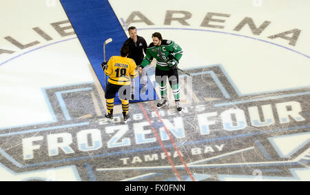 Tampa, Florida, Stati Uniti d'America. Il 29 giugno, 2012. DIRK SHADD | Orari .ex Tampa Bay Lightning Marty St. Louis scende cerimoniale di primo puck prima di Quinnipiac assume NorthDakota presso la congelati quattro finali a Amalie Arena di sabato (04/09/16) © Dirk Shadd/Tampa Bay volte/ZUMA filo/Alamy Live News Foto Stock