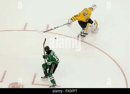 Tampa, Florida, Stati Uniti d'America. Il 29 giugno, 2012. DIRK SHADD | Orari .North Dakota combattimenti in avanti falchi Brock Boeser (16) batte Quinnipiac Bobcats goalie Michael Garteig (34) come egli esce dal suo obiettivo al cliente un breve consegnata obiettivo non assistiti durante il primo periodo di azione del congelati quattro finali a Amalie Arena di sabato (04/09/16) © Dirk Shadd/Tampa Bay volte/ZUMA filo/Alamy Live News Foto Stock