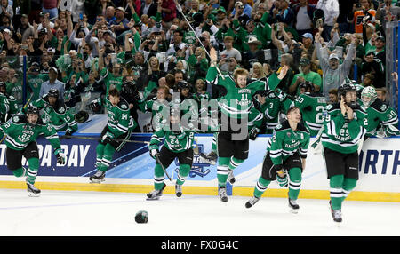 Tampa, Florida, Stati Uniti d'America. 9 apr, 2016. DIRK SHADD | Orari .North Dakota Fighting Hawks salto da banco per celebrare il loro 5 a 1 vittoria su Quinnipiac Bobcats per vincere la congelati quattro finali a Amalie Arena di sabato (04/09/16) © Dirk Shadd/Tampa Bay volte/ZUMA filo/Alamy Live News Foto Stock