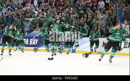 Tampa, Florida, Stati Uniti d'America. 9 apr, 2016. DIRK SHADD | Orari .North Dakota Fighting Hawks salto da banco per celebrare il loro 5 a 1 vittoria su Quinnipiac Bobcats per vincere la congelati quattro finali a Amalie Arena di sabato (04/09/16) © Dirk Shadd/Tampa Bay volte/ZUMA filo/Alamy Live News Foto Stock