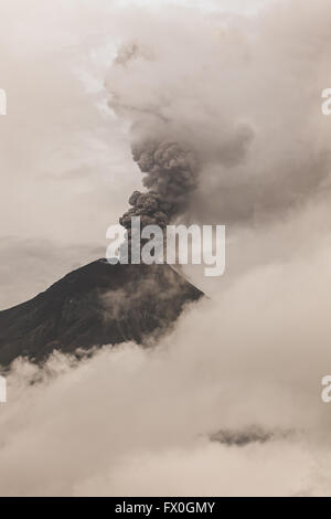 Vulcano Tungurahua circondato in nuvole piene di fumo e cenere, febbraio 2016 Potente eruzione, Sud America Foto Stock