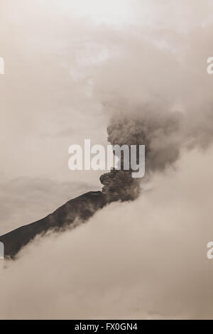 Vulcano Tungurahua fuoriesce colonne di fumo e cenere, febbraio 2016, Sud America Foto Stock