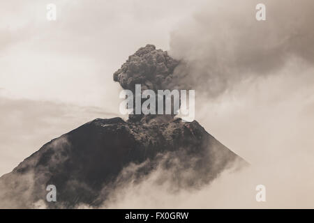 Vulcano Tungurahua teleobiettivo e girato durante febbraio 2016 potente esplosione, Sud America Foto Stock