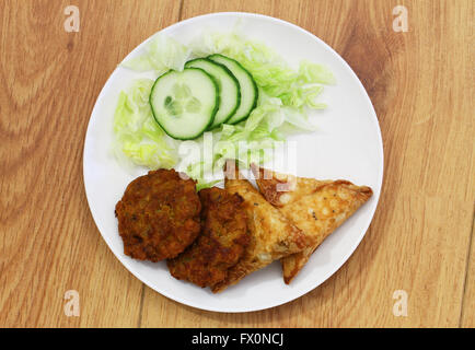 Indian samosas e pakoras con insalata di contorno Foto Stock