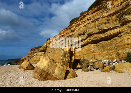 Multi color rocce di Algarve a salpe Foto Stock