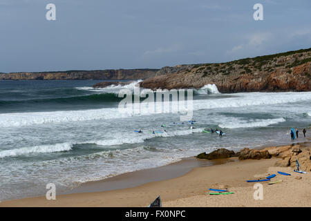 Scuola di surf a fondali bassi Praia do Zavial Foto Stock