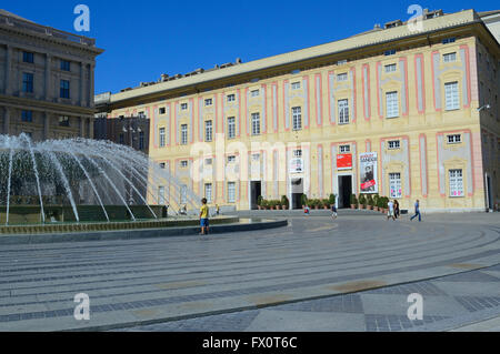 Fontana di Piazza De Ferrari e Palazzo Palazzo Ducale di Genova, Liguria, Italia, Europa Foto Stock