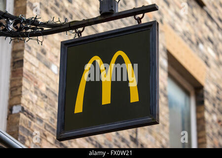 CAMBRIDGESHIRE, Regno Unito - 8 APRILE 2016: un segno per un McDonalds un ristorante fast food a Cambridge il 8 aprile 2016. Foto Stock