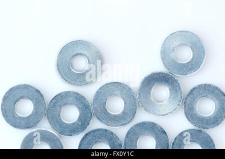Un sacco di rondelle a vite isolati su sfondo bianco. Foto Stock