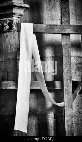 Pasqua croci di legno a Tewkesbury Abbey, Gloucestershire, Inghilterra. In bianco e nero Foto Stock