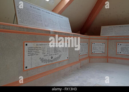 All'interno dell'ossario della Ferme de Navarin monumento (WWI) ai caduti francesi, vicino a Souain, Champagne-Ardenne, Francia. Foto Stock