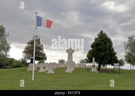 Vista generale sopra le tombe in francese memoriale nazionale per la ventottesima brigata vicino a Souain di Châlons en Champagne, Francia. Foto Stock