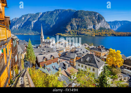 Storico villaggio di montagna di Hallstatt nella caduta, Salzkammergut, Austria Foto Stock