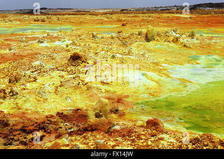 Dallol mt.con un incremento di oltre il Lago di Karum o assale. Depositi di silvinite -KC1- carnallite -KMGCL3.6(H2O)- e kainite -KMG(SO4)CL.3H2O. Foto Stock