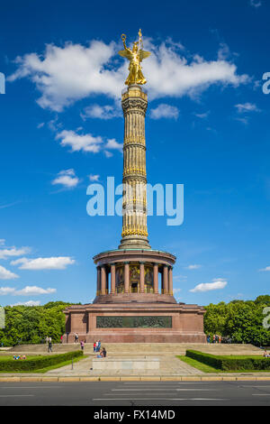 Berlino famosa Colonna della Vittoria a grande stella piazza nel pubblico Tiergarten park, Berlino quartiere Mitte, Germania. Foto Stock