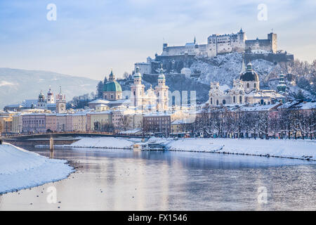 Nel centro storico della città di Salisburgo con il fiume Salzach in inverno, Salzburger Land, Austria Foto Stock