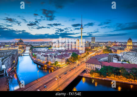 Vista aerea della skyline di Berlino con drammatica nuvole nel crepuscolo durante ore Blu al tramonto, Germania Foto Stock