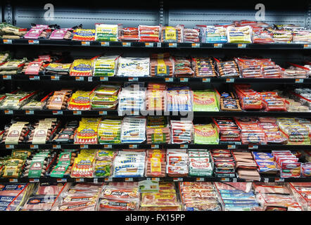 Pacchetti di varie marche di hot dogs sono visti in un supermercato raffreddatore in New York il giovedì, 7 aprile 2016. (© Richard B. Levine) Foto Stock