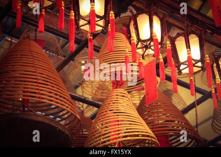 Grandi bobine di incenso che pende dal soffitto del Tempio di Man Mo, Hong Kong Foto Stock