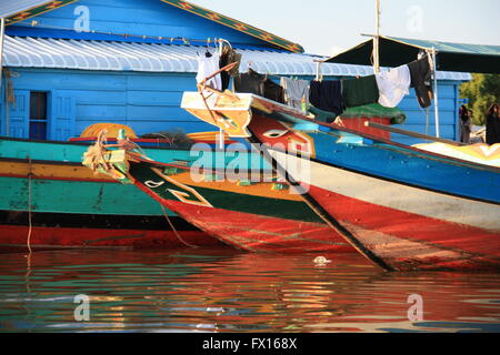 Barche dipinte tra i villaggi galleggianti sul lago Tonle Sap, Cambogia Foto Stock