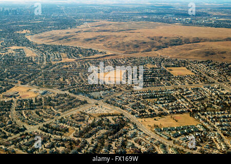 Nose Hill Park grezza ecosistema di fescue praterie circondato da comunità residenziali suburbane, vista aerea. Foto Stock