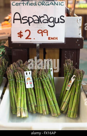 Freschi asparagi organico per vendita a St Lawrence Market a Toronto Foto Stock