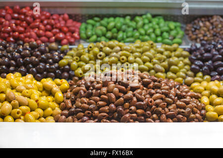 Mostra di olive in una bancarella di cibo al coperto al mercato di St Lawrence, Toronto, Ontario, Canada Foto Stock