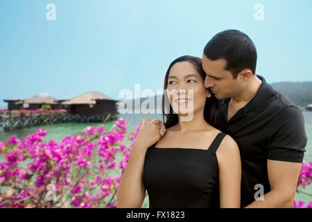 Felice interracial matura in amore a lato mare con sfondo bungalow .vacanze estive,vacanze, viaggi e concetto di datazione. Foto Stock