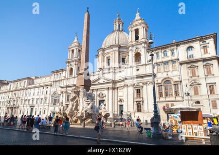 Roma, Italia - 8 Agosto 2015: Piazza Navona, street view con turisti camminare vicino a Obelisco Agonale nel giorno di estate Foto Stock