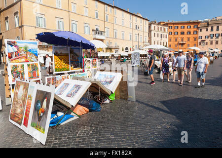 Roma, Italia - 8 Agosto 2015: Piazza Navona, street view con dipinti colorati per la vendita e a pochi turisti in caldo giorno d'estate Foto Stock