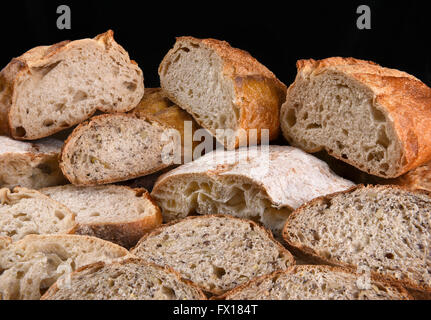 Una varietà di carni cotte pagnotte di pane, focacce vengono tagliati a metà e a fette. Foto Stock