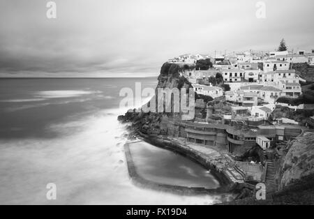 Azenhas do Mar, Sintra Portogallo townscape sulla costa. Foto Stock