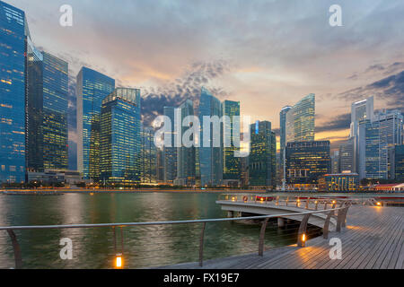 Singapore Central Business District city skyine di Marina Bay al tramonto Foto Stock