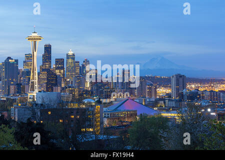 Seattle Washington cityscape con il Monte Rainier a sera ora blu Foto Stock